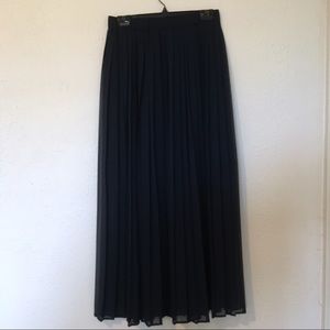 🚛 MOVING SALE 🚛 Navy blue pleated maxi skirt